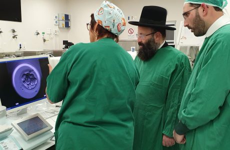 סיור מרגש של רב הכותל הגר״ש רבינוביץ במעבדות אסותא שבפיקוח 'בוני עולם'