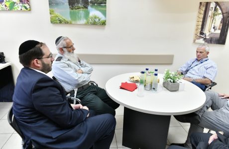 תא"ל הרב אייל קרים במוקד ההשגחות והפיקוח ההלכתי של בוני עולם