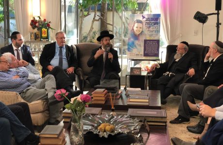 טקס הדלקת נר ראשון של חנוכה בראשות הרב הראשי לישראל רבי דוד לאו בביתו של מייסד 'קרן דניאלי' מוטי זוננפלד הי"ו
