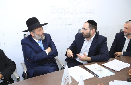 יו"ר ש"ס השר הרב אריה דרעי ביקר במשרדי ארגון "בוני עולם"