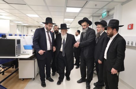 נשיא מועצת החכמים ראש הישיבה מרן הגר"ש כהן בביקור נדיר במעבדות 'הדסה' בפיקוח מערך ההשגחות של 'בוני עולם'