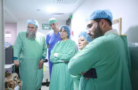 ראש חטיבת הרפואה במשרד הבריאות ד"ר ורד עזרא במרכז הפיקוח המעבדתי "לב דניאלי" של 'בוני עולם'