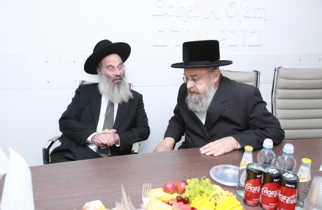 ראשי ׳בוני עולם׳ הציגו בפני רבני העיר בני ברק את סכומי התמיכות לזוגות המצפים לזש״ק