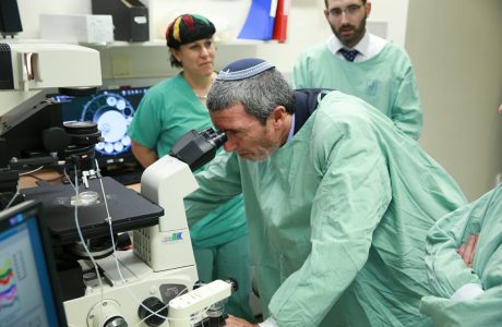 שר החינוך הרב רפי פרץ בביקור במעבדה במרכז הרפואי שמיר (אסף הרופא) מלווה בחה"כ עידית סילמן בסקירה משותפת על הפעילות הרחבה של בוני עולם.